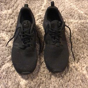 NIKE ROSHE ALL BLACK EVERYTHING